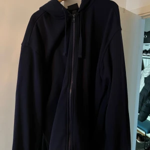 Mörkblå hoodie med dragkedja - Säljer en mörkblå ziphoodie, jättebra skick, skriv med mer frågor