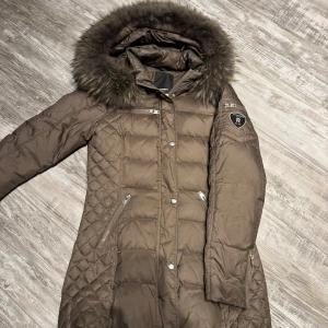 Rock and Blue. Str 36 - Säljer en fina rock and Blue jacka som har en defekt. Ett litet hål. Går att fixa om man vill 😊 