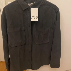 Zara overshirt  - Säljer min Zara overshirt som är aldrig använd pga att den var för liten. Skick 10/10⭐️ (Tveka inte att fråga ifall det skulle vara något du funderar över) Passar dig som är runt 170cm lång