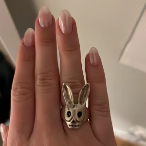 Marianilsdotter ring som inte säljs längre - Jätte unik ring från marianilsdotter som inte säljs längre! Har använt myxket därför av de svarta defekterna men de kan försvinna med silverputs eftersom att de är riktigt silver!
