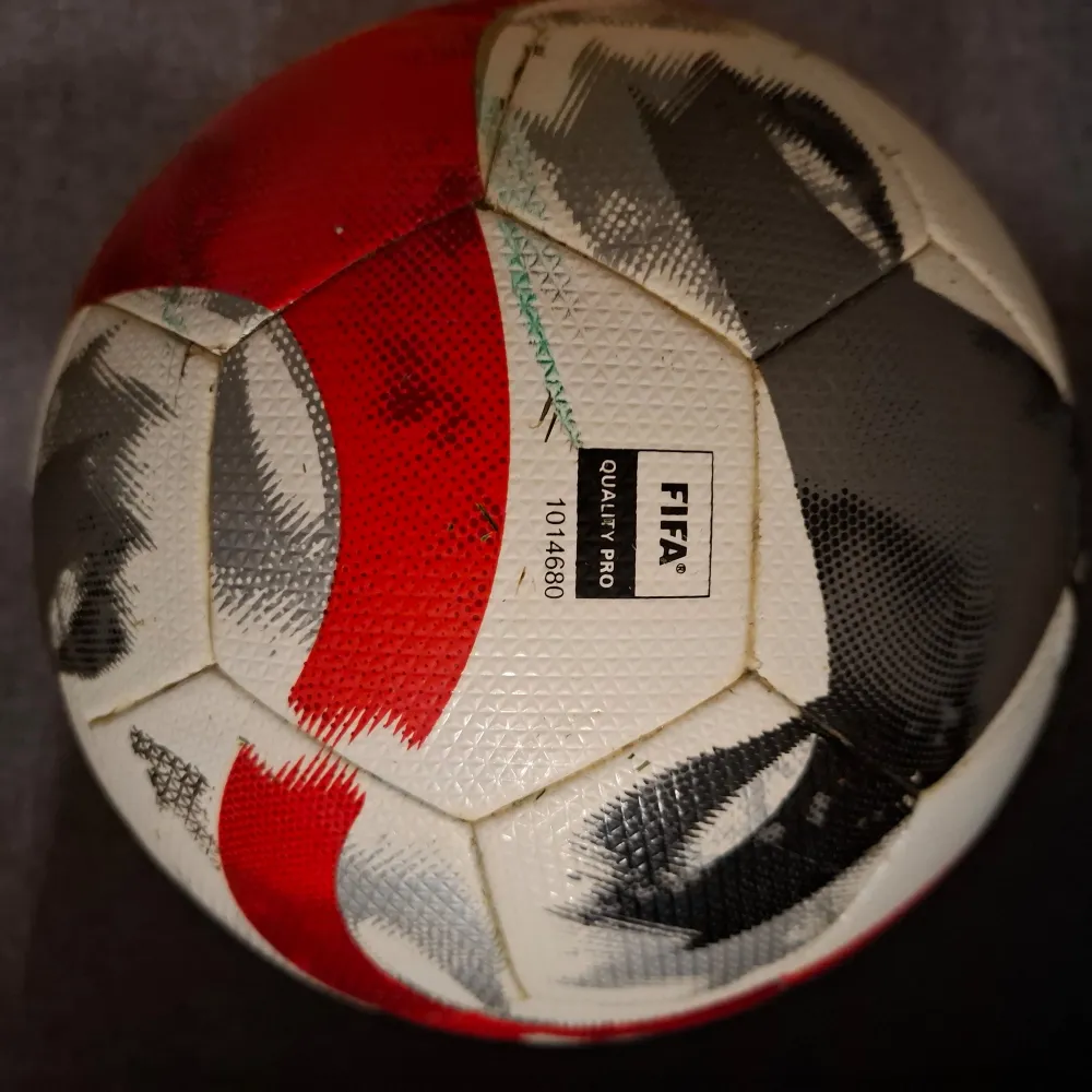 Priset kan diskuteras.                                  Säljer en Adidas Tiro Pro fotboll i storlek 5. Den har en cool design med röda, svarta och vita mönster. Perfekt för match eller träning, och den är FIFA Quality Pro-certifierad. Bollen är i mycket bra skick och redo för spel! ⚽. Övrigt.