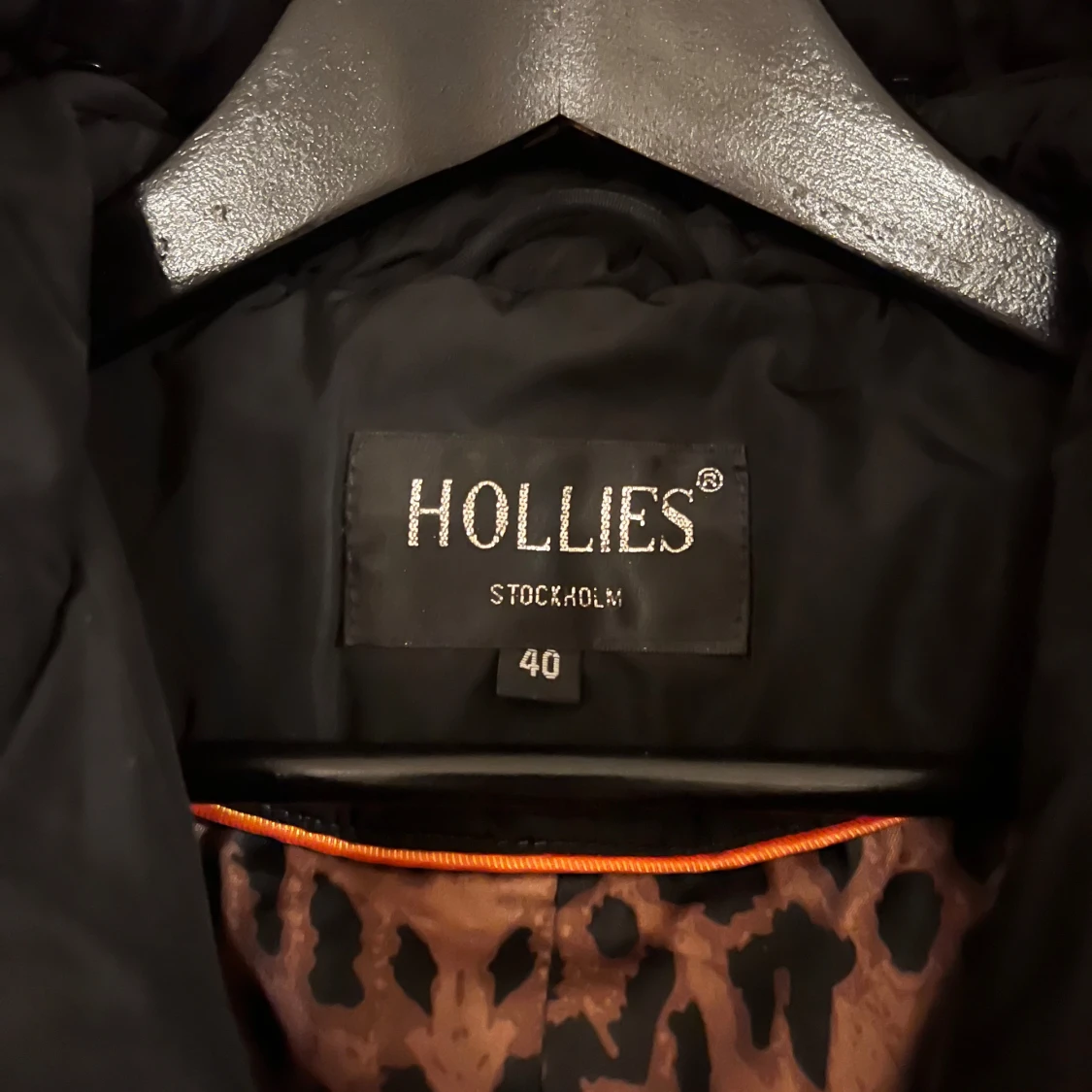 Svart dunjacka från Hollies - 90