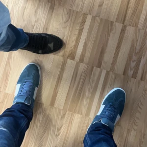 Valentino flycrew  - Marknadens fetaste sko! De eftertraktade Valentino flycrew. Storlek 41 men sitter större. 8 nitar borta sammanlagt. Skadade vid sulan. Medföljer orderbekräftelse! 