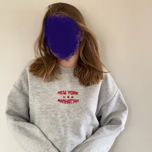 Grå mjukis tröja😍 - Mysig grå  tröja fr Gina, annvänd få tal gr. Ljusare färg i verkligheten. Xs men passar mig med S💕