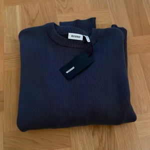 NY!!! Mörkblå stickad tröja från Weekday - Säljer en snygg mörkblå stickad tröja från Weekday i storlek M. Tröjan är i nytt skick med etikett kvar. Den har en oversized passform och långa ärmar, perfekt för höst och vinter. Supermjuk och bekväm att ha på sig! Nypris 590:- 