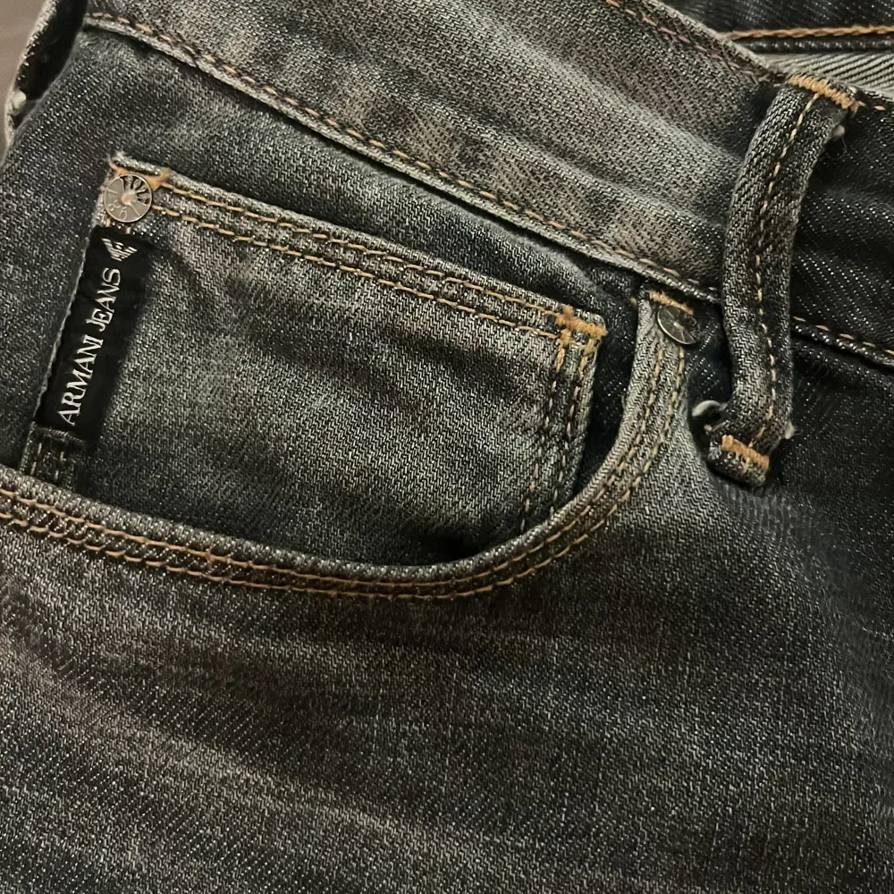 Feta gråa jeans från Armani i storlek 31. De har en slim passform och är i bra skick. Riktigt cool design. Perfekta för både vardag och gäcda! 🖤. Jeans & Byxor.