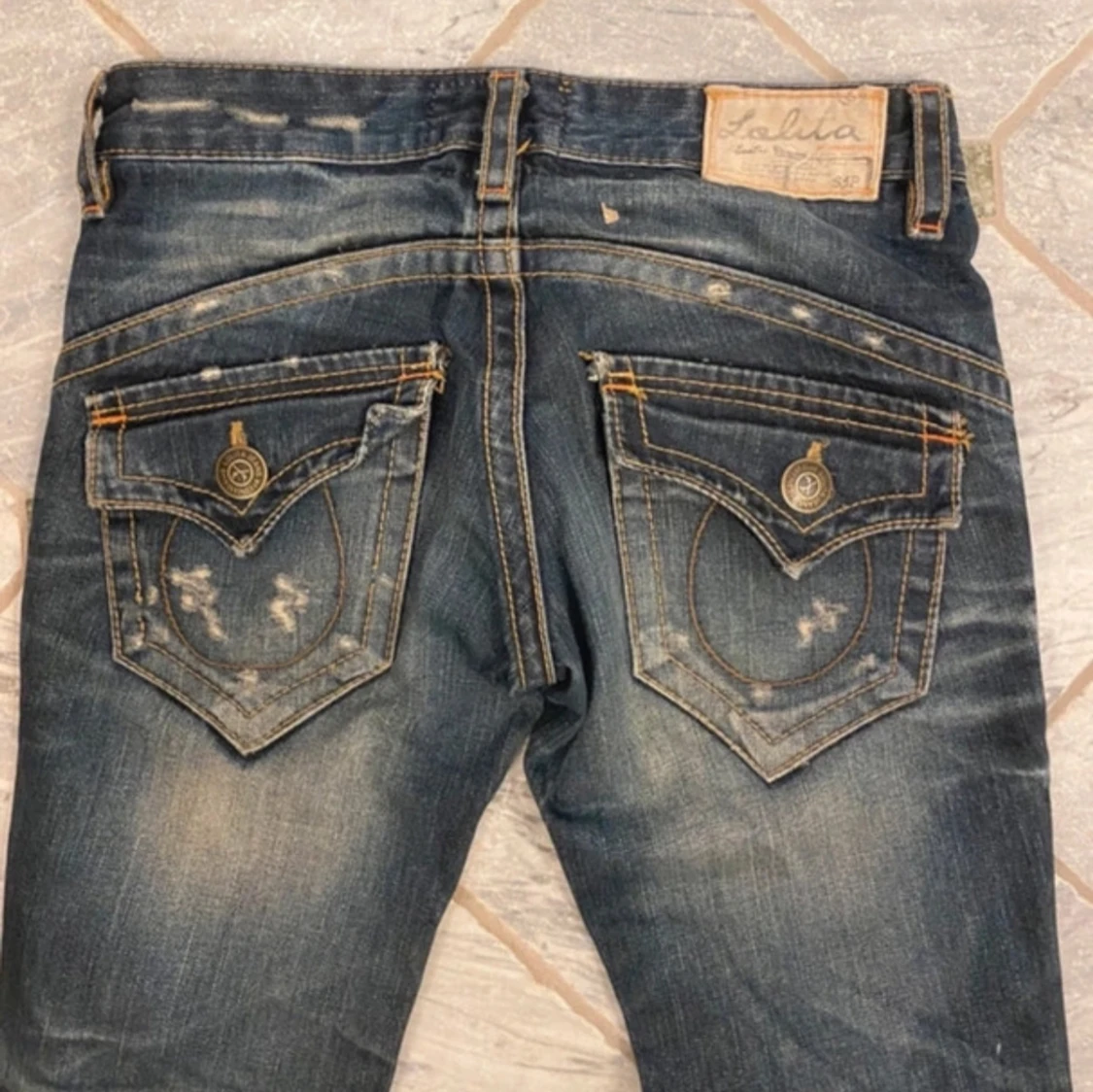 Blå jeans med slitningar