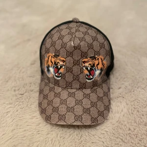 Tiger keps - Använder ej längre därför säljer jag. Väldigt bra skick. Man kan ändra storleken på den.