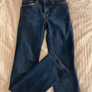 Säljer ett par snygga blå jeans från Zara i storlek XS. De är i bra skick och har en klassisk straight/bootcut passform. Perfekta för både vardag och fest! 🥳 sparsamt använda!!