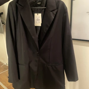 svart kavaj - helt oanvänd kappa från bikbok som jag nu säljer! den är lite längre och i storlek M, skriv för mer bilder 🥰