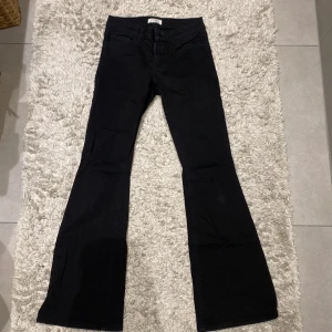 Svarta bootcut jeans - Säljer ett par snygga svarta bootcut jeans i bra skick. De är lågmidjade. Säljer pågrund av att de inte passar mig🥰