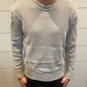 Beige stickad tröja från Ljung - Säljer en stilren beige stickad tröja från Ljung by Marcus Larsson. Den har en klassisk rund hals och långa ärmar, perfekt för både höst och vår. Tröjan är i mycket bra skick och passar perfekt för en casual look. Skön och enkel att matcha med det mesta! Pris 150!! MVH LIAM. 