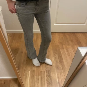 Gråa jeans  - Fina gråa bootcut jeans från Gina Young,gott skick bara lite slitna där nere❤️