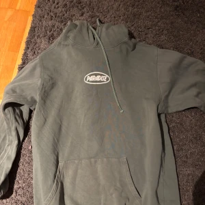 Grå hoodie med tryck - Säljer en grå hoodie med texten 'Paradise' tryckt på bröstet. Den är i bra skick och perfekt för en avslappnad stil. Hoodien har en klassisk passform med en stor ficka framtill och justerbar huva. Perfekt för höst och vår!
