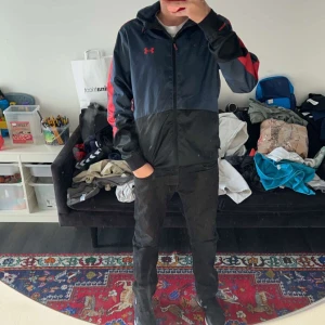 Under armour vindjacka  - Hej,                                                                          Säljer nu min under armour jacka då den har blivit liten på mig, den är i jätte bra skick.                  Storlek S.
