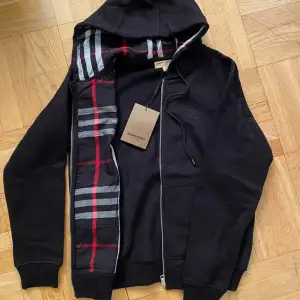 Säljer en helt ny och oanvänd burberry zip hoodie i svart, storlek M. Pris kan diskuteras vid snabbaffär.