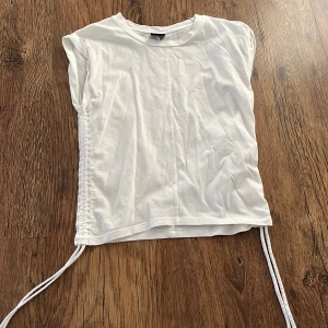 4 T-shirtar  - 4 T-shirts 30kr st. Bild 1 är str XXS och resten är xs. 