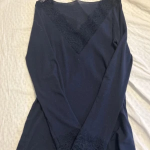Intimissimi tröja💗💗 - Säljer denna superfina intimissimi tröjan❤️ Den är i jättefint skick och endast använd ett fåtal gånger ❤️❤️Skriv vid fler frågor eller bilder❤️