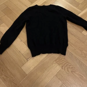 Kashmirtröja svart - Svart Kashmir tröja i gott skick som inte kommer till användning 