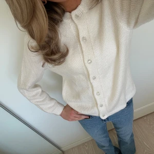 Stickad kofta  - Superfin stickad kofta som är köpt secondhand och står inget märke i, tror den är handgjord💕 fint skick 