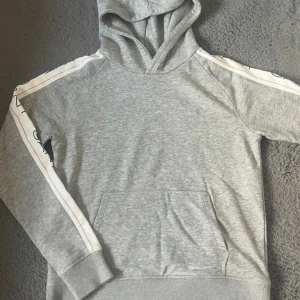 Gant hoodie - Helt ny och oanvänd grå gant hoodie med rosa detaljer på armarna. I storlek S men kan även passa XS. 