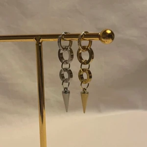 Örhängen  - Finns i guld och silver. Köp för 99kr/st Eller 185kr/ paret. Modell 148 Smyckes ställningen finns även att köpa för 299kr!