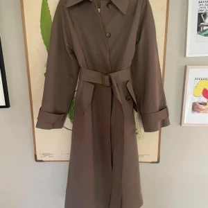 & Other Stories trenchcoat brun - Superfin trenchcoat i storlek XS i en fin brun färg nu till hösten. Bälte i midjan. Använd 1-2 gånger, nyskick. 