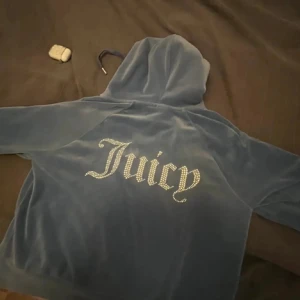 Juicy kofta - Jag säljer en lila juicy kofta. Den är mjuk och bekväm, men tyvärr är den för liten för mig. Koftan har en stilren design och passar perfekt för avslappnade tillfällen. Om någon är intresserad, hör gärna av er!