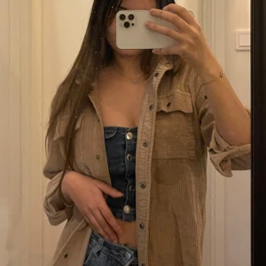 Beige manchesterjacka från Freequent - Säljer en snygg beige manchesterjacka från Freequent i storlek XS. Jackan har en avslappnad stil med knappar framtill och två bröstfickor. Perfekt för höst och vår, och funkar både som jacka och overshirt. Supermjuk och bekväm!