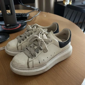 Alexander Mcqueen  - Säljer mina Alexander Mcqueen sneakers i storlek 36, men stora i storleken så passar en 37. Dessa är välanvända och har defekter. Skosnörena kan alltid tvättas och bli fräschare. Pris kan diskuteras! 