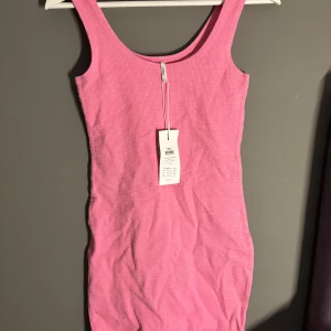 Helt ny klänning - Från pieces. Helt ny bara testad. Storlek s. Superbra pris🫶🏻original pris 300