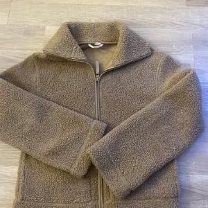 teddy jacka  - teddy jacka från hm! super bra skick! lite ljusare i verkligheten 🤗