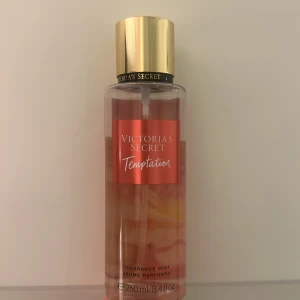 Victoria’s Secret parfym - Victoria’s Secret parfym Temptation. 250ml. Luktar söt blomma och äpple doft. Luktar jätte gott men använder inte längre. På bilden syns de hur mycket de är kvar. Köpt på Victoria’s secret.