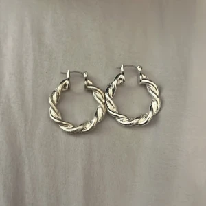 Örhängen  - Inte använda silver örhängen ! 