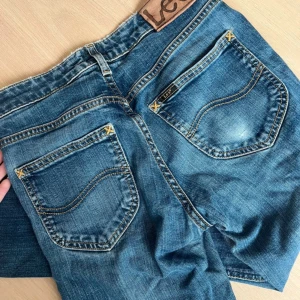 Low waist lee jeans - Beställde de här på Plick men de passade inte så säljer de vidare🥰