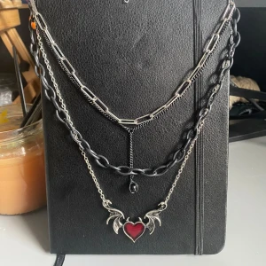 Halsband bundle 3st - Säljer halsband bundle som jag har köpt från Shein eller second hand och inte använder, kvalitet 5/5, inget slitet, använda väldigt få gånger 
