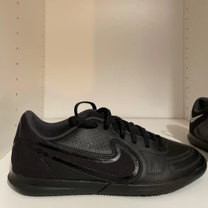 Inomhus skor Nike svarta - Säljer dessa inomhus skor som inte kom till någon andvändning. Pris diskuteras 