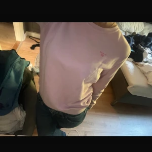 Ljusrosa långärmad tröja Gant - Säljer en ljusrosa långärmad gant tröja i mycket bra skick. I storlek 158 men passar XS/S