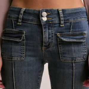 Nelly Jeans - Säljer dessa slutsålda, skitsnygga jeans från Nelly. Använda endast en  gång då jag insåg att de var för korta flr mig (jag är 167cm)  Inga tecken på slitningar💗