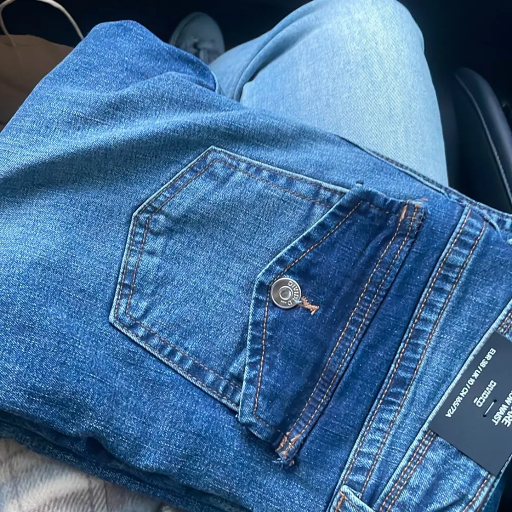 Nya endast provade jeans från hm, strl 38. Jeans & Byxor.