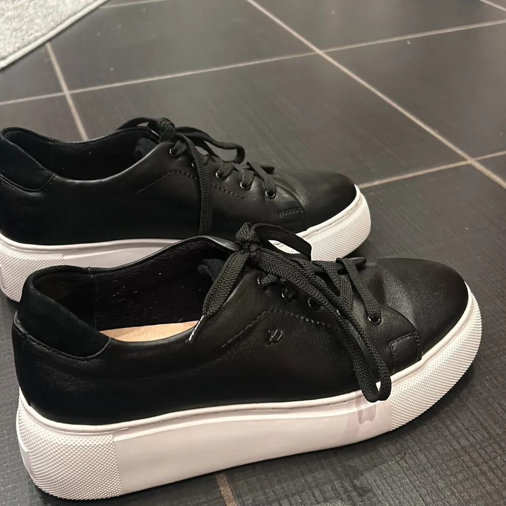 Snygga svarta sneakers i skinn från K.Cobler med vit sula. Skorna är i mycket bra skick eftersom de endast används en eller två gånger. Perfekta för både vår och höst!💕💕   Orginalpris: ca 1000 kr . Skor.