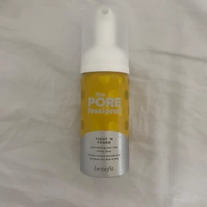 Toner  - En najs toner från benefit! Använt cirka 40% och är köpt i Chicago!❤️
