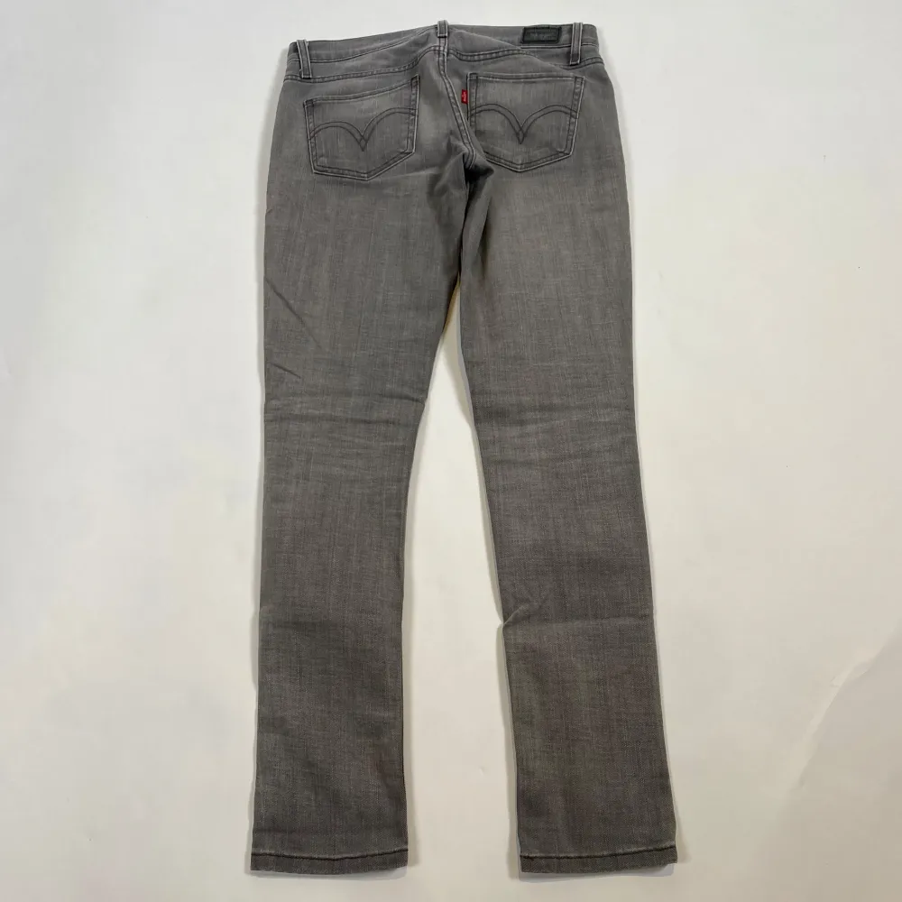 Modellen är 184 och väger 70kg  Levis jeans 29/32 | Passform slim fit Midjemått - 39 cm  Benets längd - 100 cm  Fotvidd - 15 cm  Hör av dig vid frågor!. Jeans & Byxor.