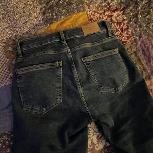 Säljer ett par snygga mörkblå jeans från Gina Tricot Perfect Jeans i storlek 38. Helt nya använt 2 gånger och säljer för att dom är för små. Säljer för billigare pris än vad de säljs på Gina Tricot!