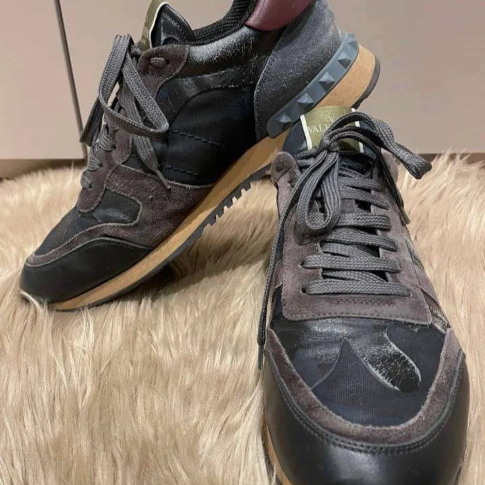 Valentino Rockrunner Skor | Detta är marknadens fetaste, populäraste & mest eftertraktade sko nu inför vintern & hösten! | Skick 9/10, EXTREMT bra! | Storlek 42.5, men passar nog även 43 då de är lite större i storleken enligt oss | Box & skopapper medföljer | Priset är alltid diskuterbart vid snabb affär! | Nypris 8000kr | Du får mer än gärna höra av dig vid minsta möjliga fråga eller fundering så svarar vi med glädje! |  / GardeGrisch - Registrerat företag😄. Skor.