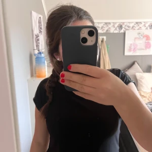 Svart t shirt som har en liten rand leopardmönster på axeln på varsin sida! - Bra skick, inte använts mycket