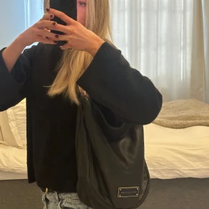 Marc Jacobs väska - Säljer min väska från Marc Jacobs då jag använde den som skolväska och nu tagit studenten. Superfint skick och köpt second hand i en modell som utgått. 