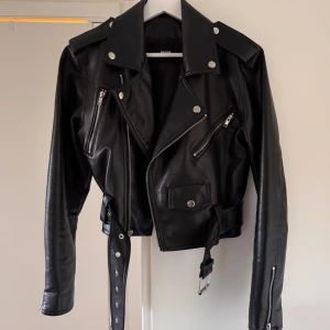 Svart skinnjacka - Svart skinnjacka från BikBok i storlek XS, kortare modell. Jättebra skick! 🌸