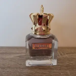 Jean Paul Gaultier Scandal 50 ml har använts 2 sprut bara. Nypris 1020 på kicks. Säljer för 500 + frakt 65 kr som köparen står för. Hör bara av dig om du är seriös och ska köpa. Inga onödiga frågor besvaras. Endast swish tar jag emot, inte via appen!