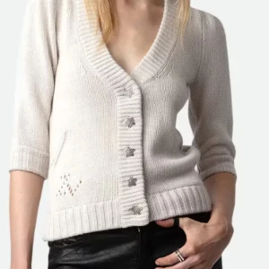 Vit stickad kofta med stjärnknappar - Sååå fin trekvartsarmad tröja från Zadig Voltaire.    Passar både till vardags och fest! Helt slutsåld på Zadig hemsidan. Använt 1 gång så i gott som ny😍 Ny pris ca 5200! Kan kanske tänka mig gå ner i pris vid snabb affär 